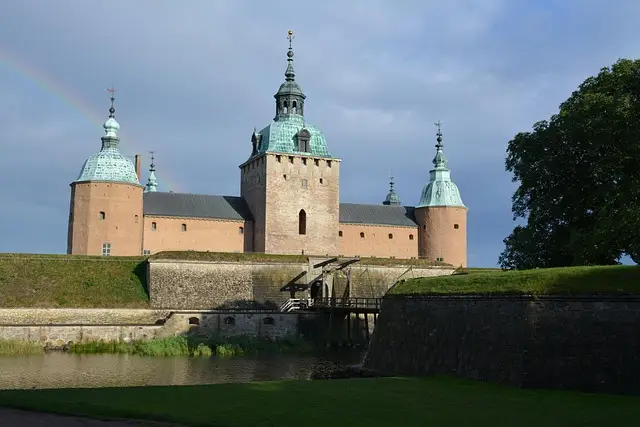 Kalmar slott i Kalmar, Sverige, vid vattnet en solig dag
